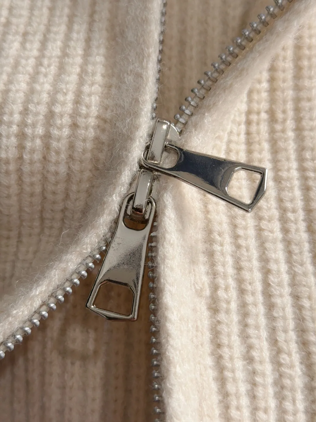 Next day shipment Big Goose high quality 2026 autumn and winter latest sweaters from the official website, on sale at the counter simultaneously Hot Sale! Specially made of wool blended fabric. It feels comfortable and can be directly in contact with the skin. The logo badge is exquisitely embroidered, which is extremely eye-catching! The details highlight the fashionable charm of big brands. Exquisite workmanship. Three-dimensional cutting style. The wearing effect is invincible and handsome! All three standards are complete! Sizes:M-3XL